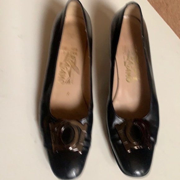 SALVADOR FERRAGAMO SZ 7B BLACK PATENT L. PREOWNED - Picture 2 of 13